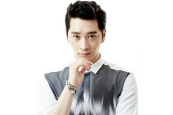 Met vi tin don, Chansung (2PM) doi kien cu dan mang hinh anh