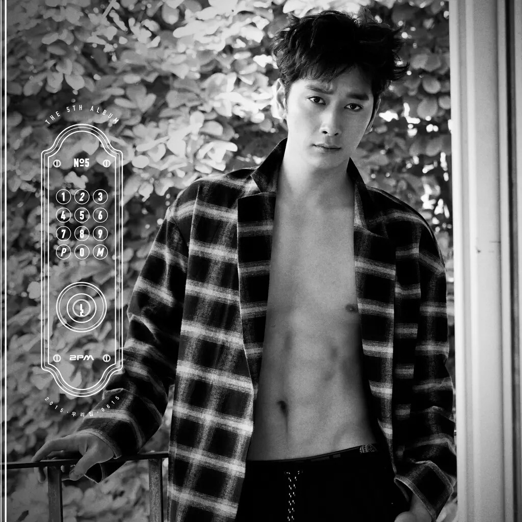 Chansung đang quảng bá ca khúc My House cùng 2PM.