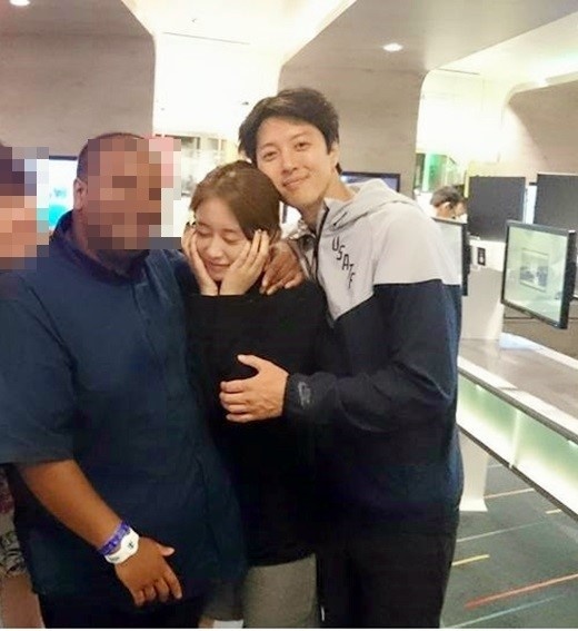 Lee Dong Gun thân mật chụp ảnh cùng Jiyeon và bạn bè.