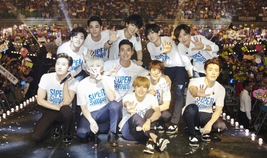 Đội hình Super Junior và Super Junior-M tham gia concert hạ màn.
