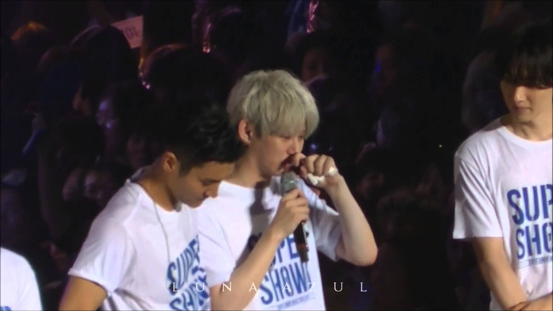 Heechul xúc động tâm sự với fan trên sân khấu.