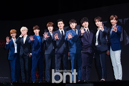 Super Junior tại cuộc họp báo giới thiệu album kỷ niệm 10 năm hôm 15/7.