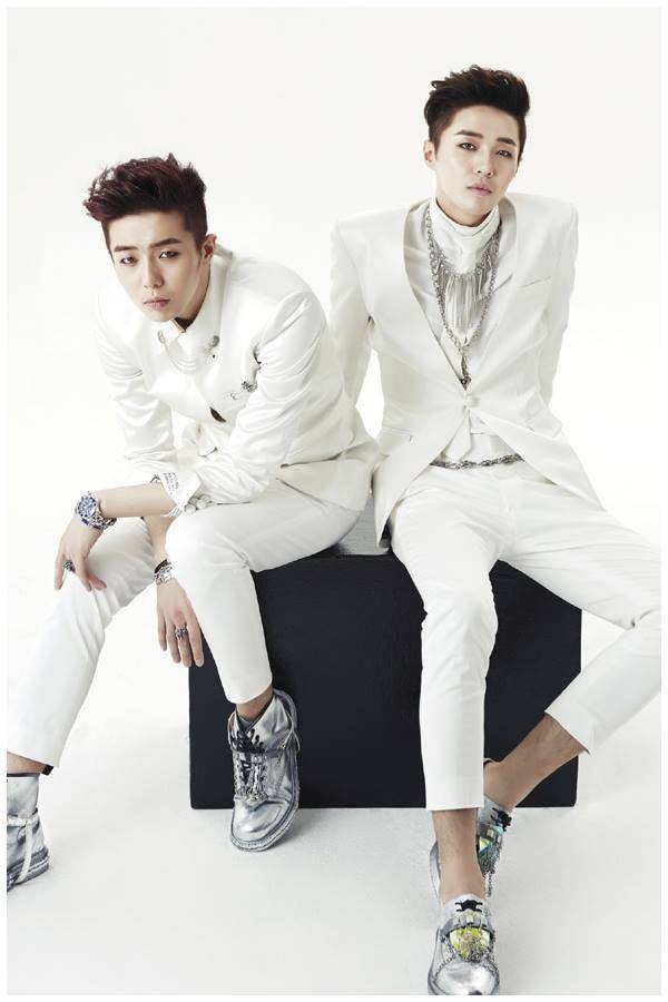 Tasty gồm cặp anh em song sinh người Hoa.