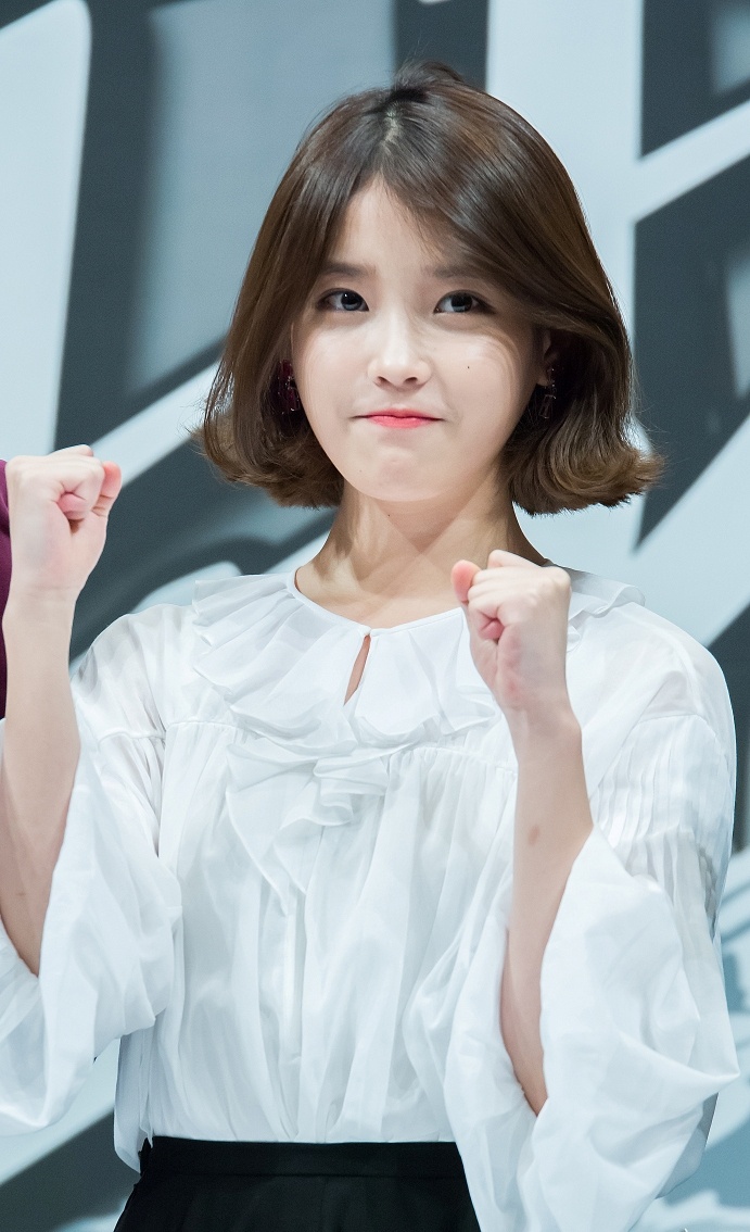 Vui vẻ, sôi nổi, đồng thời đủ lịch sự, tôn trọng người đối diện là những tính từ được giới phóng viên dùng để mô tả về IU. Nữ ca sĩ nổi tiếng được khen là người già dặn so với tuổi, cư xử khiêm tốn.  