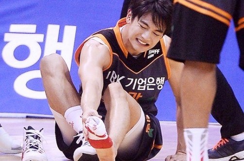 SHINee hoan album vi chan thuong cua Minho hinh anh