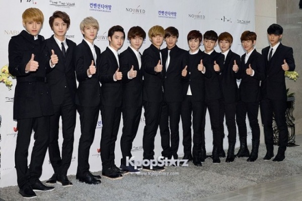 Kris (bên trái, ngoài cùng) thời hoạt động trong nhóm nhạc Hàn EXO.