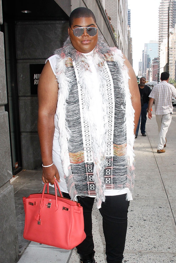 Một chiếc Birkin màu hồng nữ tính cũng không khiến El Johnson bối rối.