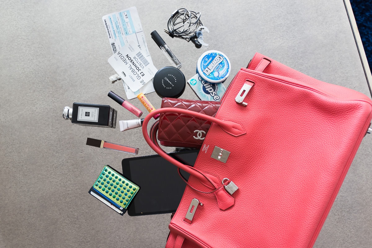 Chàng đồng tính nổi tiếng của nước Mỹ đựng khá nhiều vật dụng cá nhân trong túi mỗi khi ra ngoài. Trong một lần cho 