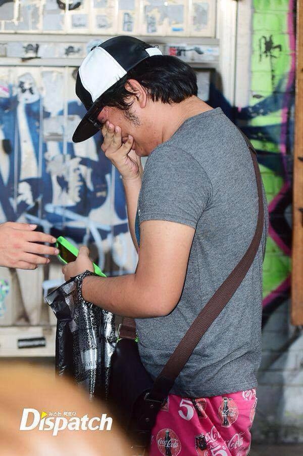 Những cái ôm nồng nhiệt từ thần tượng khiến fan bật khóc. 