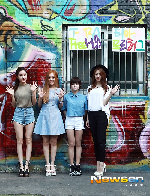 Eunjung và Soyeon vắng mặt do bận quay phim. Nhưng sự xuất hiện của 4 thành viên cũng đủ làm đám đông gần 400 người phấn khích.