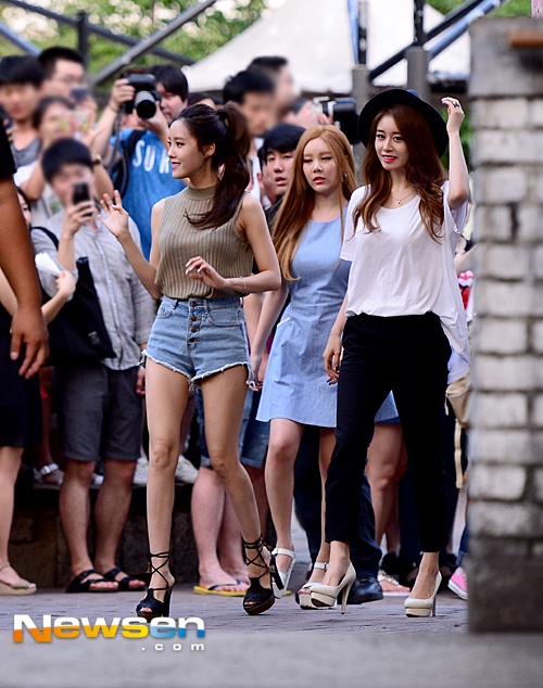 Ngày 6/8, nhóm nhạc T-ara tổ chức sự kiện Free Hug (Ôm miễn phí) cho một số fan tại Hongdae, Hàn Quốc.