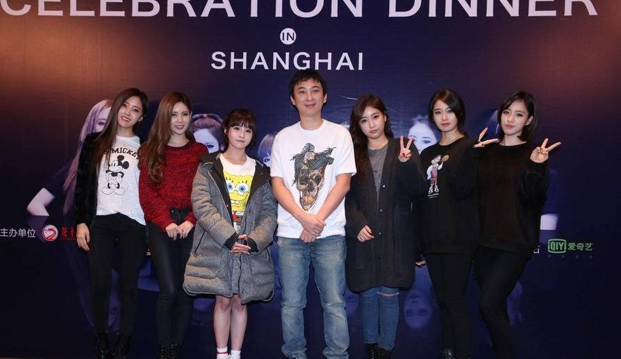 Nhóm nhạc Hàn T-ara chụp ảnh cùng thiếu gia xứ Trung Vương Tư Thông.