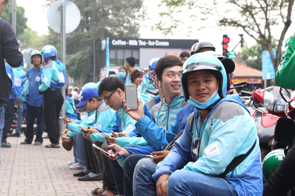 Bat luc nhin ung dung Uber ra di luc nua dem hinh anh