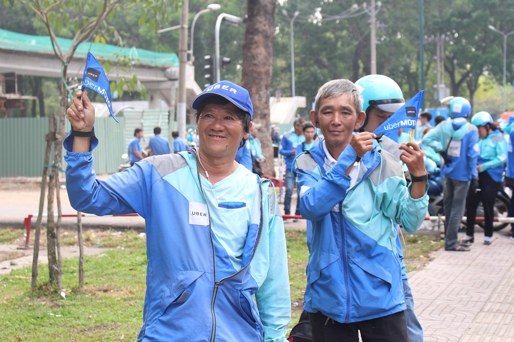 Uber ngung hoat dong,  ung dung uber ngung hoat dong,  tai xe bat luc nhin ung dung Uber khong hoat dong,  khong Uber tu lai xe den co quan anh 2