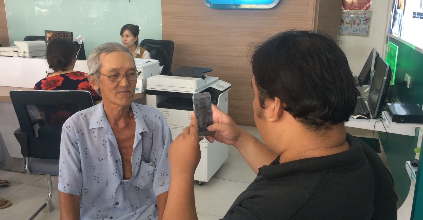 Nguoi dung mat ca ngay chi de chup anh chan dung cho nha mang hinh anh