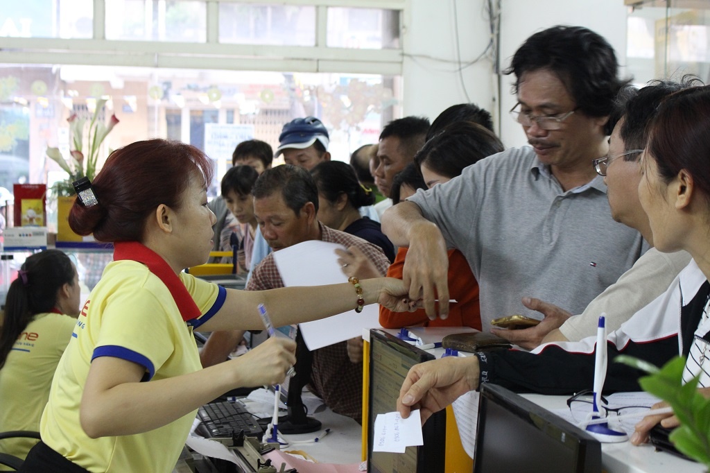 Den luot Viettel lui han dang ky SIM chinh chu, khach van chen chuc hinh anh