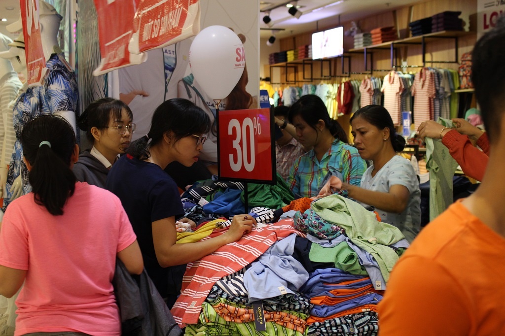 Khuyen mai soc dip le 30/4, khach 'xoi' do hieu roi ve tay khong hinh anh