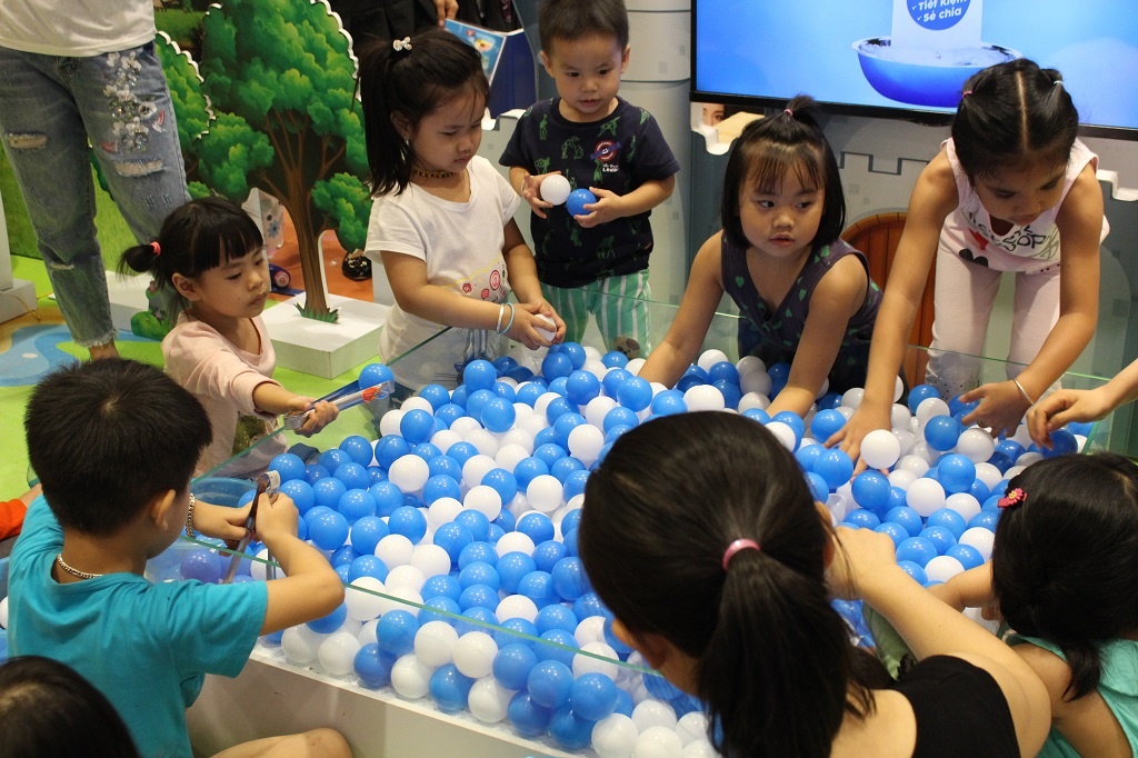 khu vui choi mua sam Sai Gon dong duc le 30/4 anh 4