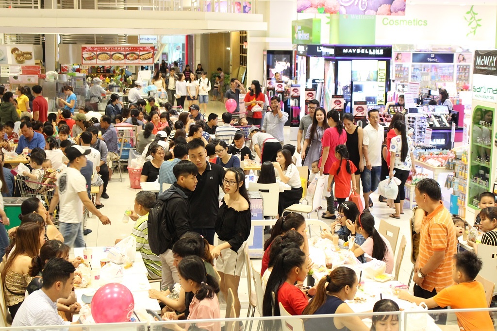 Tron nong, nguoi Sai Gon 'vay kin' trung tam thuong mai dip le hinh anh