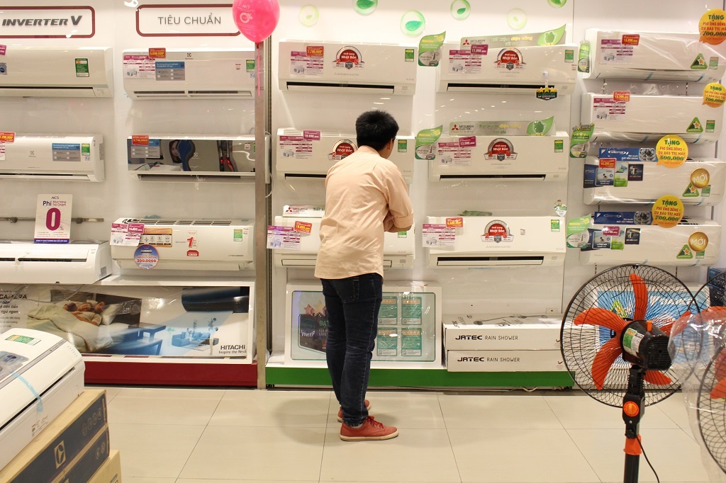 nang nong keo dai,  thi truong dien lanh,  nguoi Sai Gon do xo mua hang dien lanh mua nang nong,  may lanh,  may quat anh 2