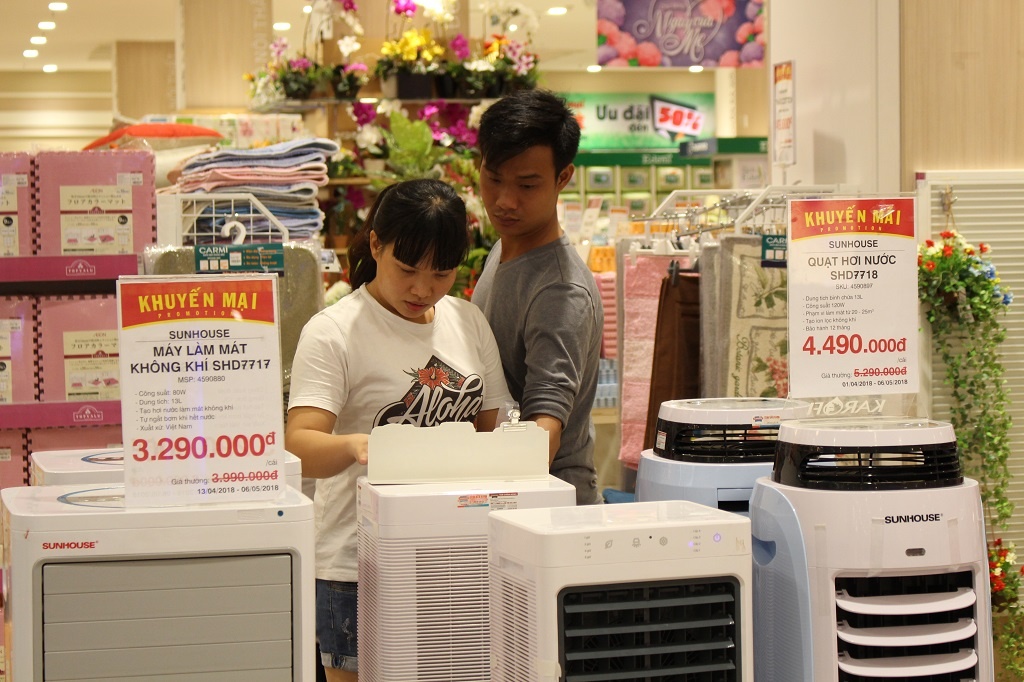 nang nong keo dai,  thi truong dien lanh,  nguoi Sai Gon do xo mua hang dien lanh mua nang nong,  may lanh,  may quat anh 3