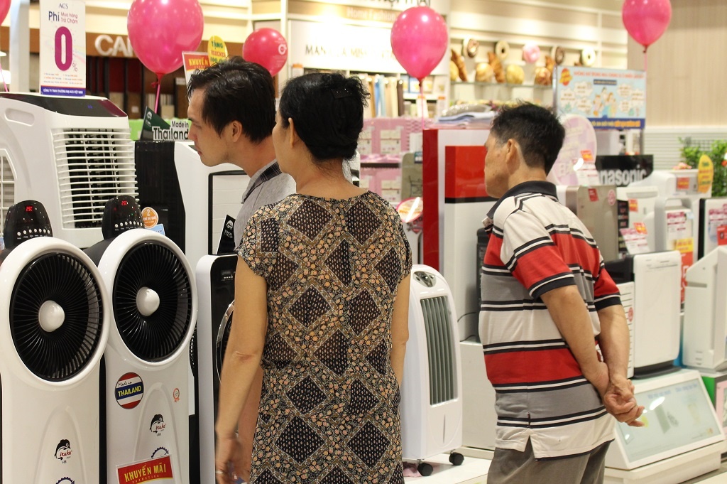 Nang nong keo dai, nguoi Sai Gon do xo mua hang dien lanh hinh anh