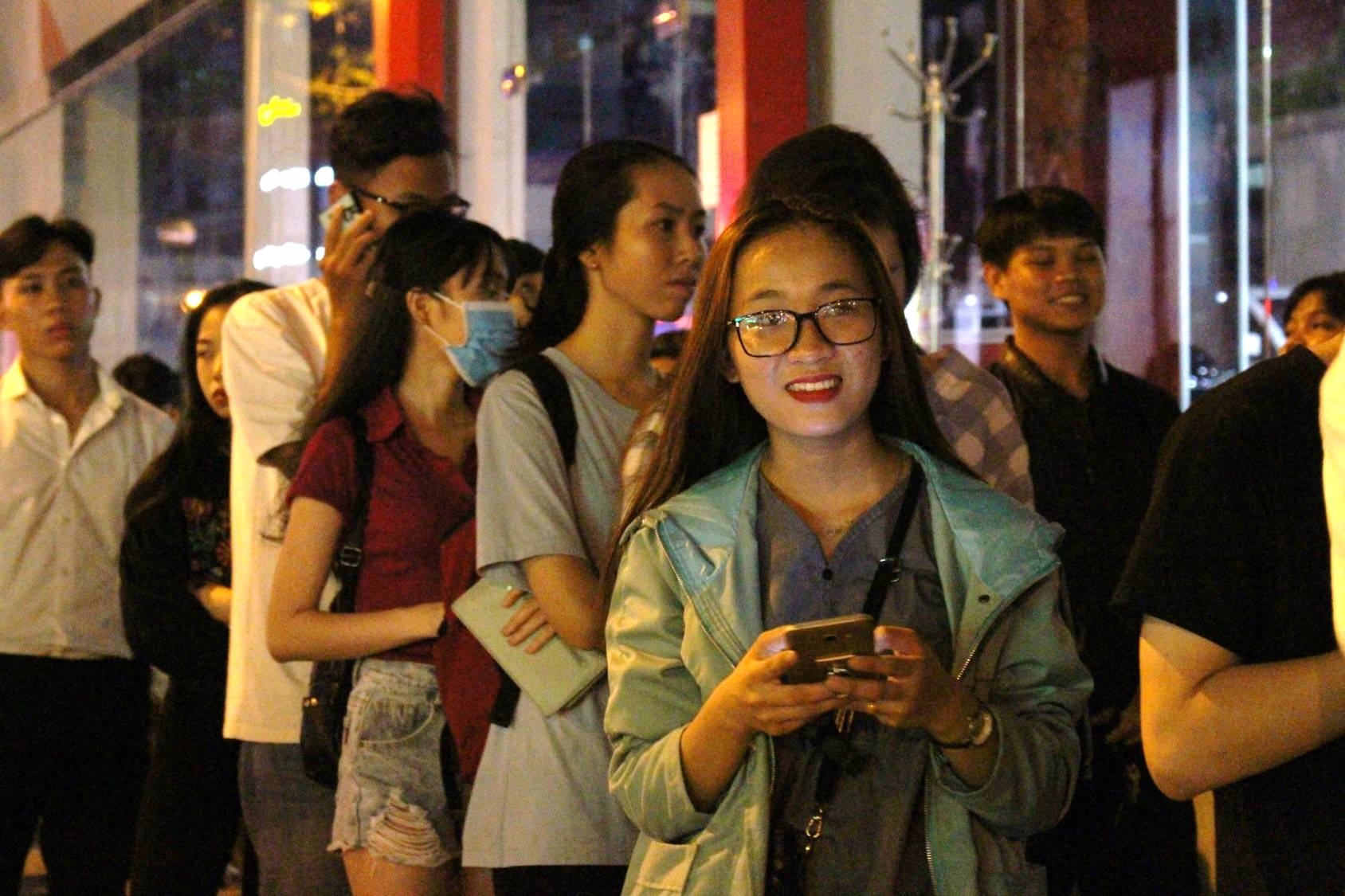 'Rong ran' xep hang mua sua tuoi tran chau duong den o via he hinh anh