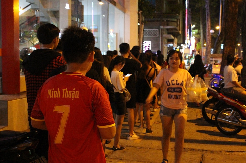 Xep hang nua gio mua sua tran chau duong den o via he Sai Gon hinh anh