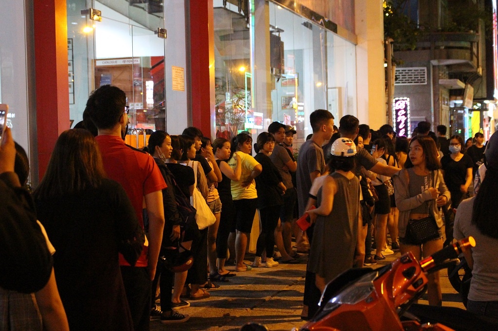 gioi tre xep hang dai tram met,  cho nua gio mua sua tuoi tran chau duong den,  tra sua,  xep hang mua tra sua,  quan 5 anh 1