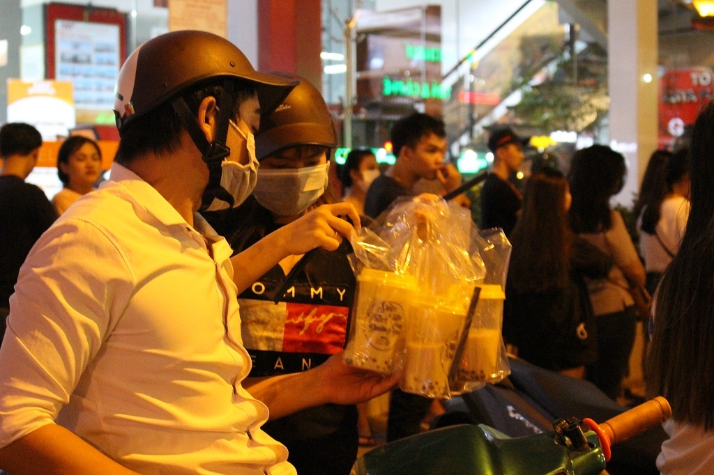 gioi tre xep hang dai tram met,  cho nua gio mua sua tuoi tran chau duong den,  tra sua,  xep hang mua tra sua,  quan 5 anh 3