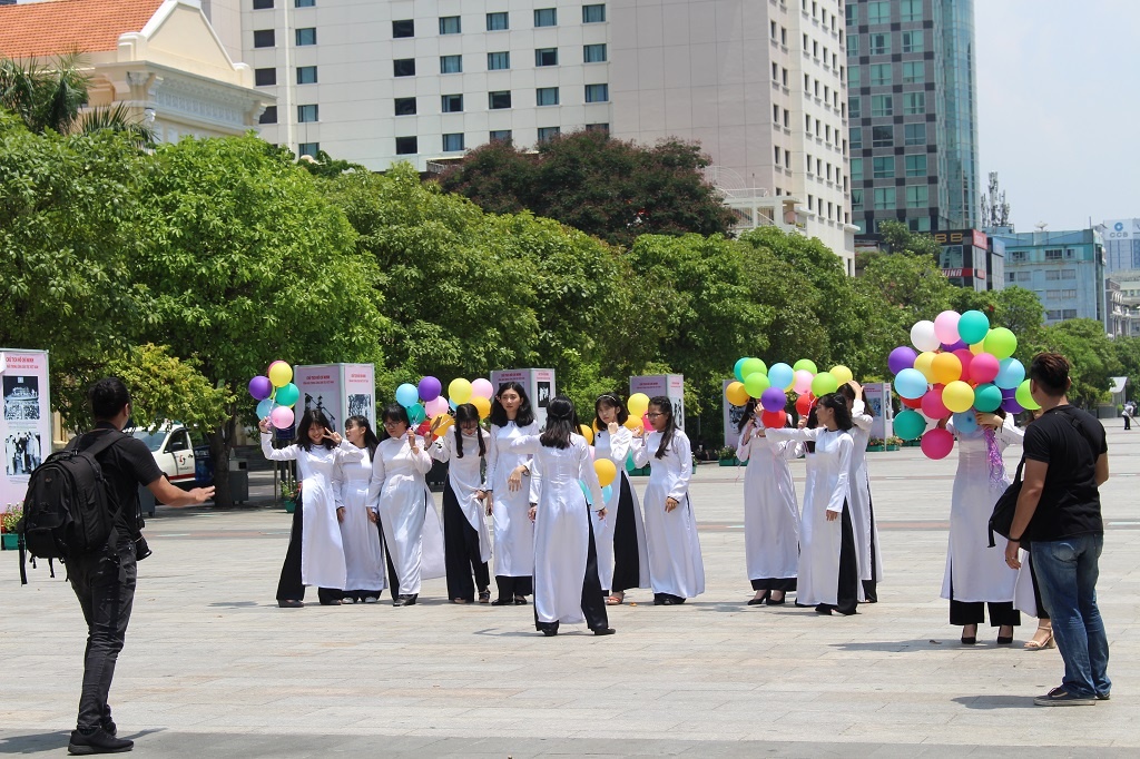 chi chuc trieu chup anh,  chup anh ky yeu hut gioi tre Sai Gon anh 2