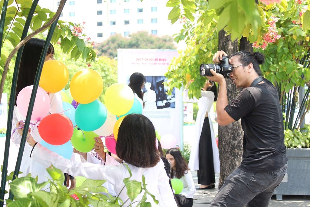 chi chuc trieu chup anh,  chup anh ky yeu hut gioi tre Sai Gon anh 3