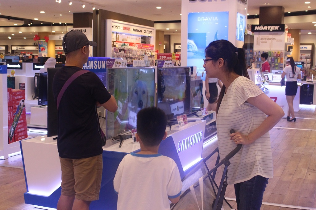 Dich vu thue TV, may chieu hut khach mua World Cup hinh anh