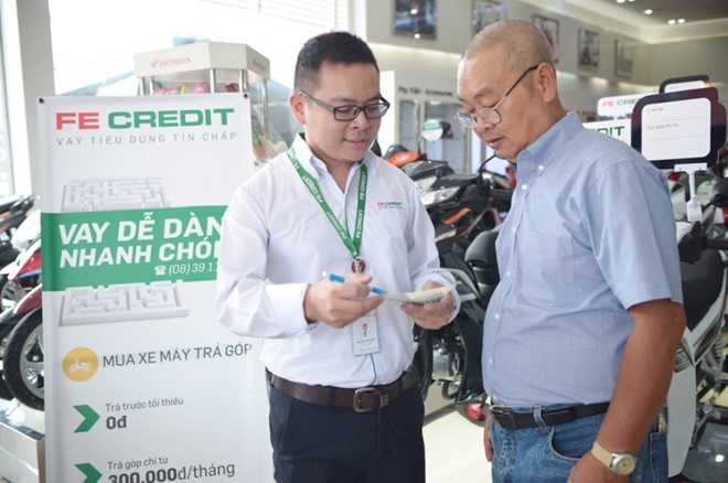 FE Credit doi no kieu xa hoi den,  Khach hang to FE Credit doi no kieu giang ho anh 1