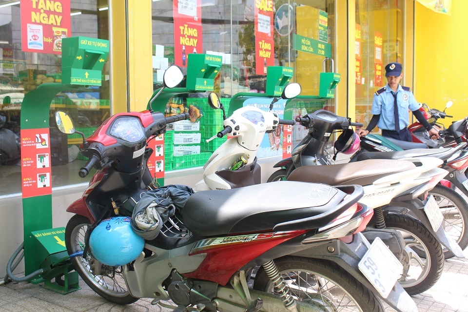 Robot giu xe tai cua hang tien loi anh 1