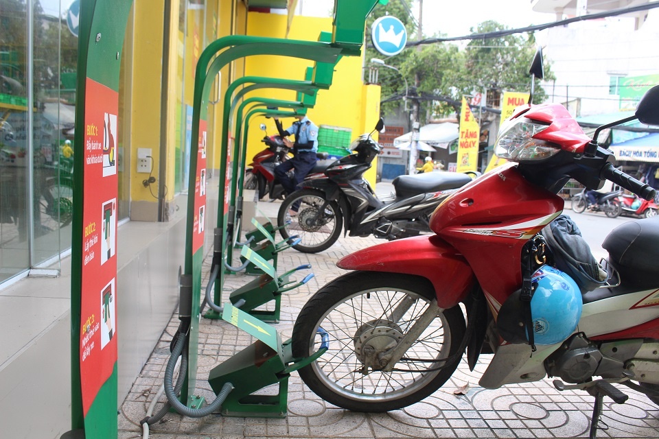 Robot giu xe tai cua hang tien loi anh 2