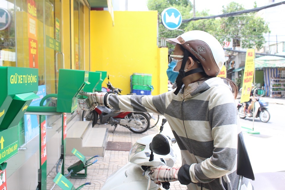 Robot giu xe tai cua hang tien loi anh 3