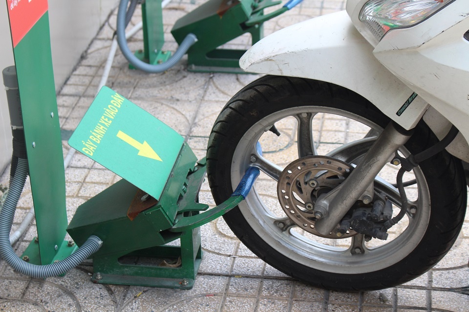 Robot giu xe tai cua hang tien loi anh 5