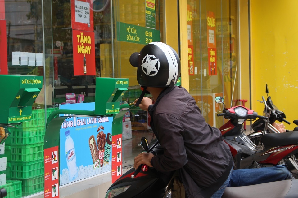 Robot giu xe tai cua hang tien loi anh 9