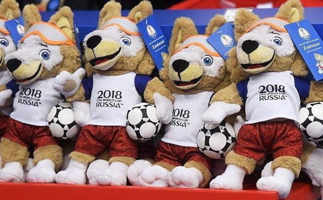 Soi bong Zabivaka chay hang truoc dem World Cup khai mac hinh anh