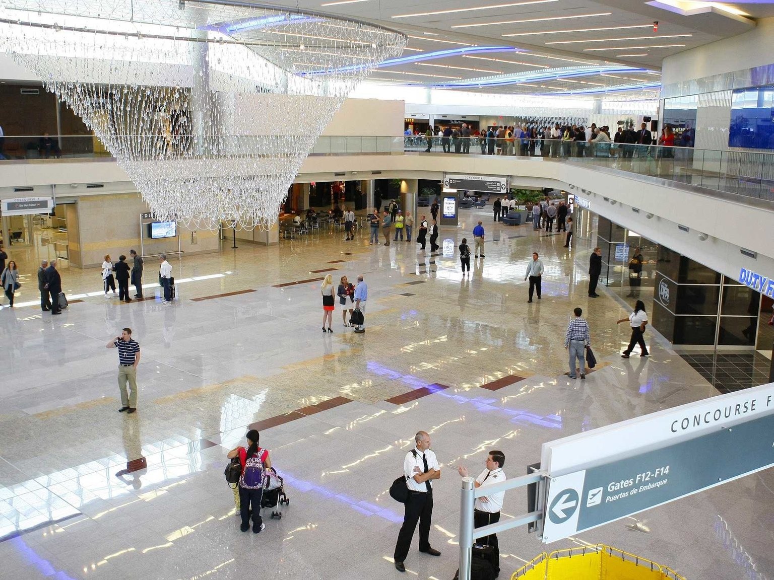 10 san bay ban ron nhat the gioi anh 1