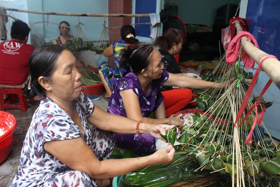 Hem banh u chay hang truoc Tet Doan Ngo anh 1