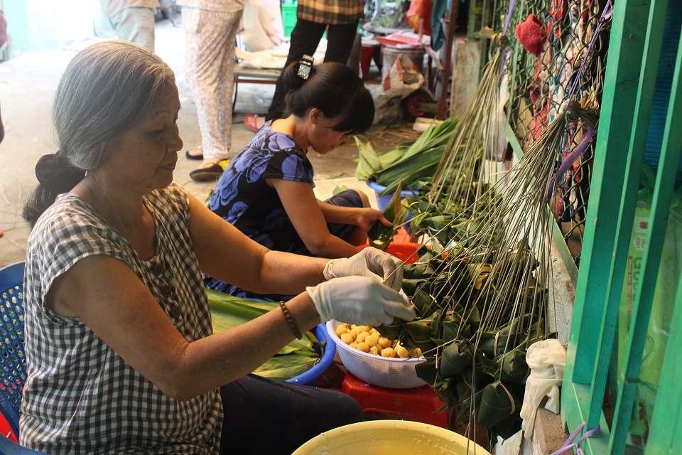 Hem banh u chay hang truoc Tet Doan Ngo anh 6