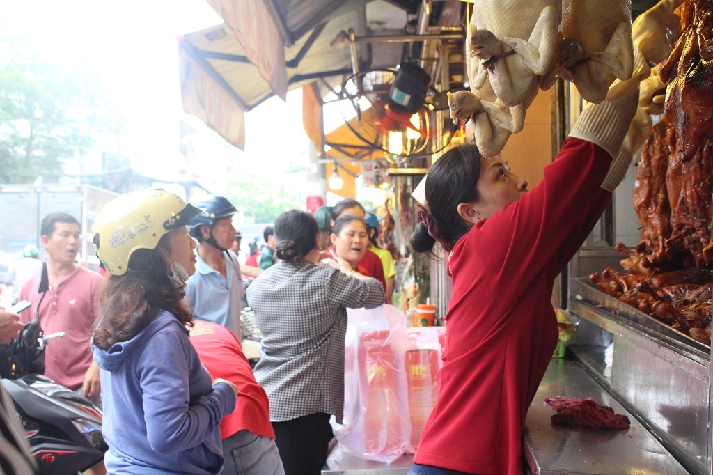 Nguoi Sai Gon tap nap mua heo quay, vit quay cung Tet Doan Ngo hinh anh