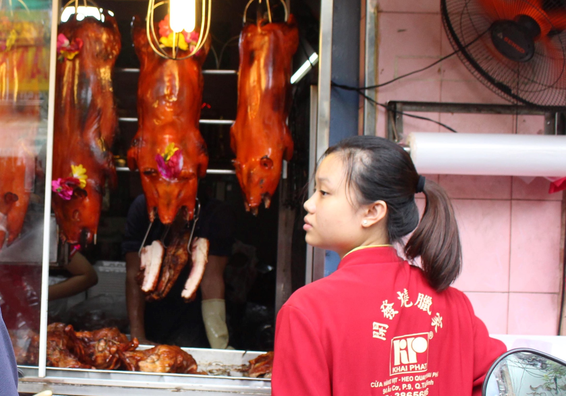 Tranh nhau mua heo quay Tet Doan Ngo anh 1