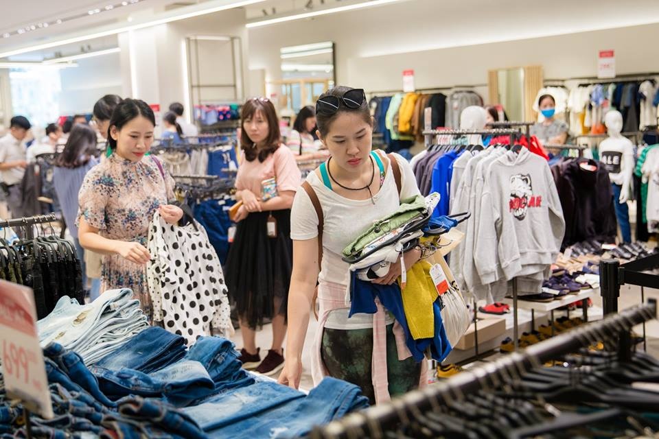 Trang dem san do hieu giam gia o Sai Gon hinh anh