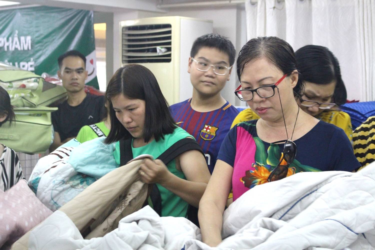 Người Sài Gòn chen nhau mua chăn mùa nóng ảnh 2 Nguoi Sai Gon chen nhau mua chan mua nong anh 2