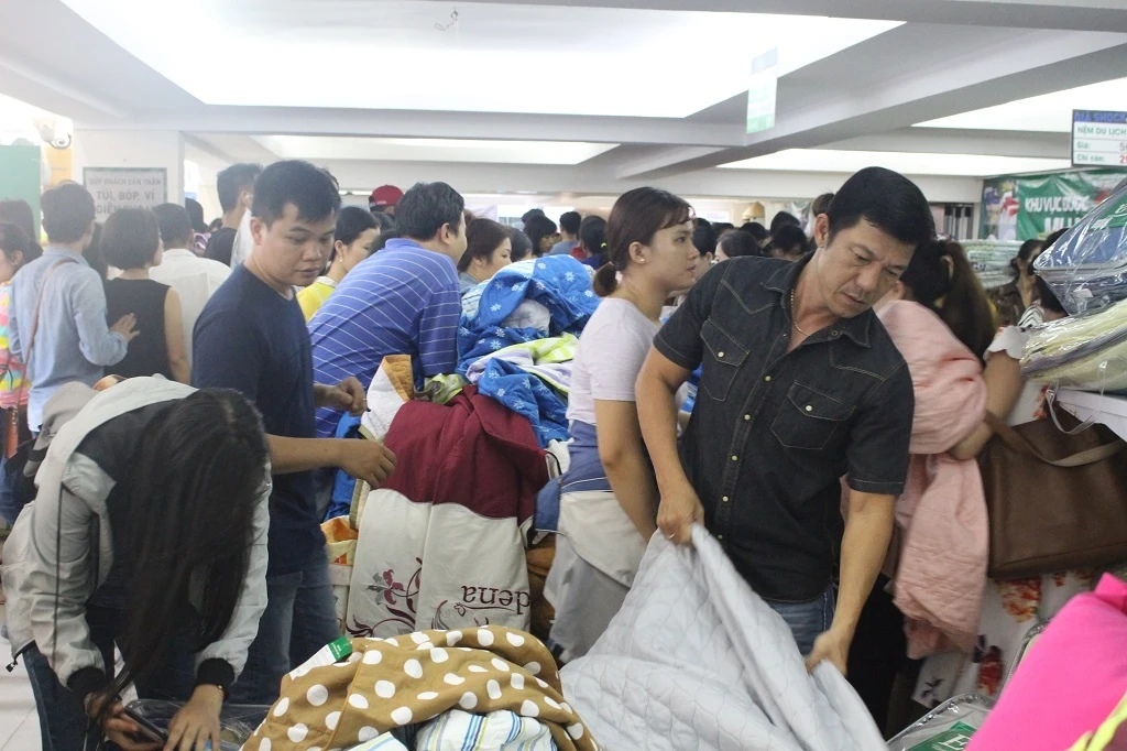 Nguoi Sai Gon chen nhau mua chan mua nong anh 1