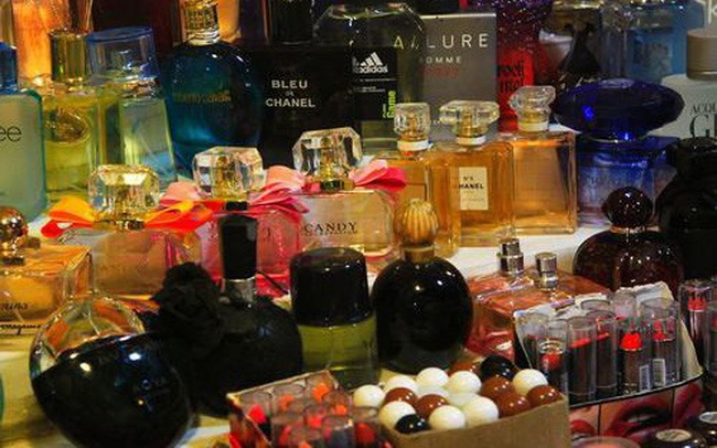 Hang hieu xach tay gia cho tran lan, nguoi Viet chen mua hinh anh