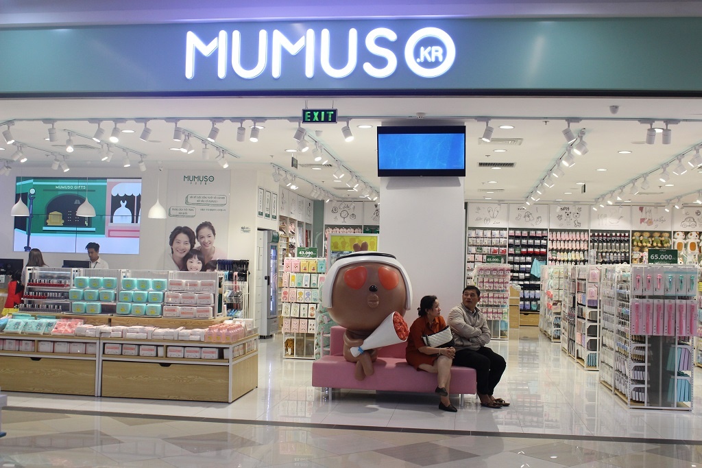 Gan mac Nhat, Han, hang Trung Quoc o at vao trung tam thuong mai hinh anh